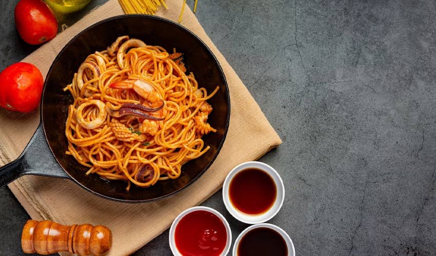 How to prepare pasta with meat and soy along with the bottom of the potato pot